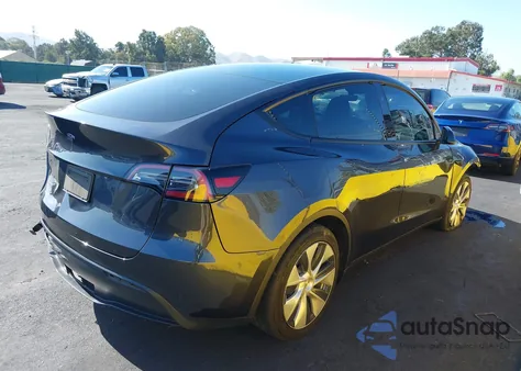 2024 Tesla Model Y Long Range Dual Motor All-Wheel Drive/Rwd z USA, uszkodzony, nr VIN 7SAYGDED7RF095496